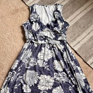 Womens Floral NURSING FRIENDLY Sundress Size Medium Blue And White V-neck